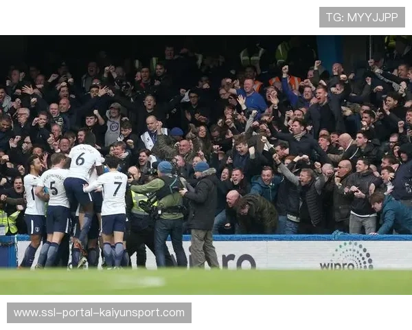 “热刺球迷半场嘘声四起,下半场逆转氛围燃爆” “热刺球迷半场嘘声四起,下半场逆转氛围燃爆”